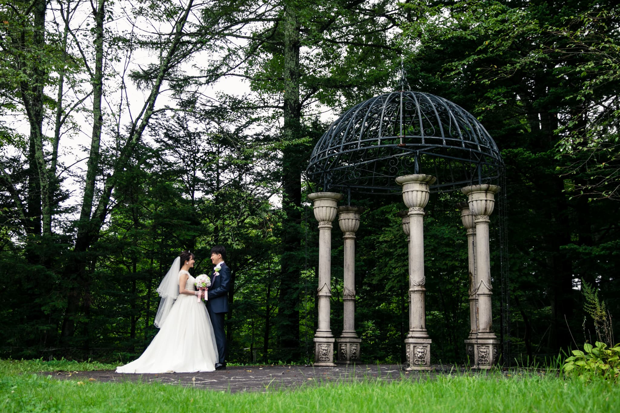 軽井沢駅から車で15分、周りを緑に囲まれた自然豊かな広い敷地に建つ「ゆろりろ軽井沢ホテル」。結婚式の前後は敷地内での撮影も楽しめます。